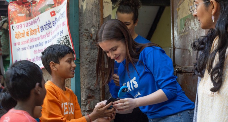 Elle from the Hub team helps a young student whilst using air quality testing equipment